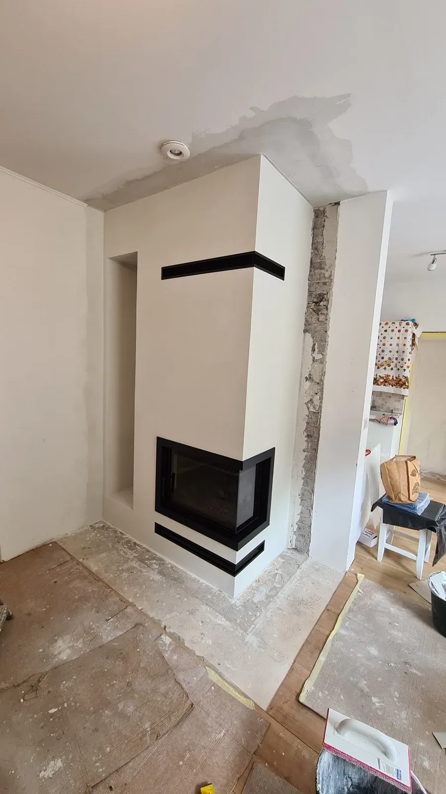 Murovaný biely krb s panoramatickou krbovou vložkou