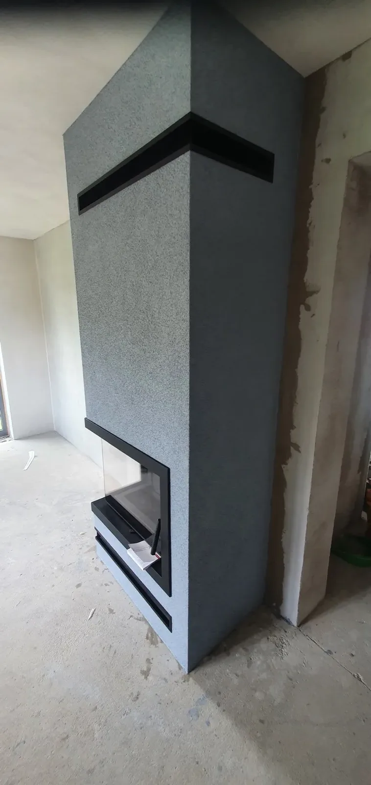 Čierny minimalistický krb s presklenou krbovou vložkou