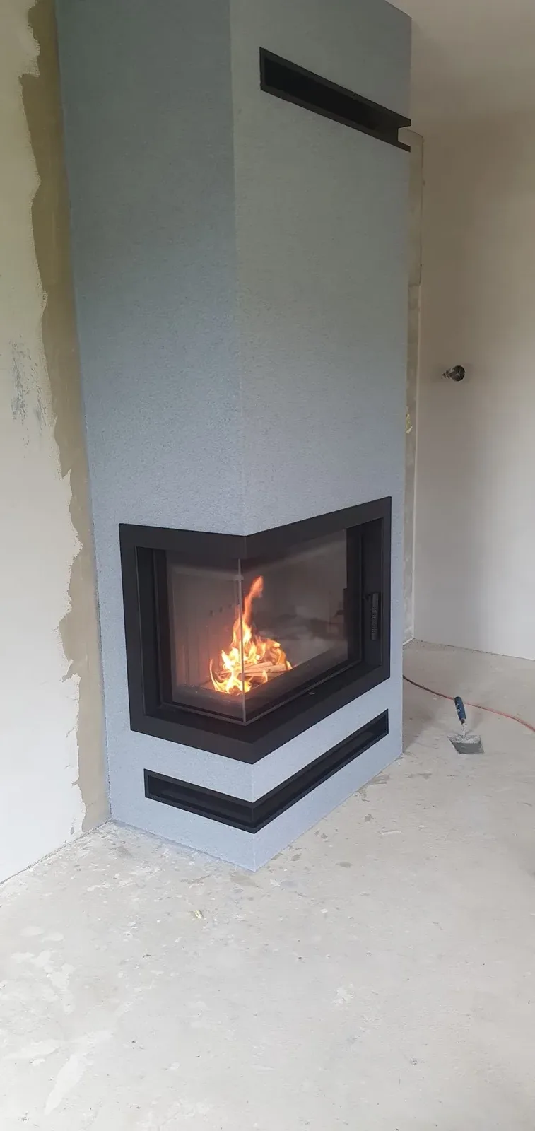 Hotový krb na mieru s horiacim ohňom v krbovej vložke