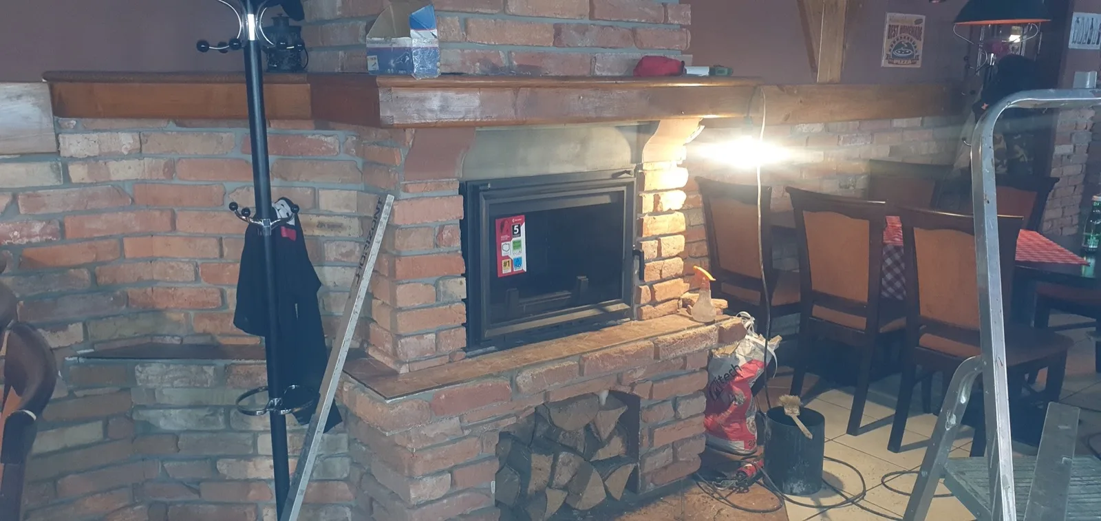 Murovaný tehlový krb s osadenou krbovou vložkou