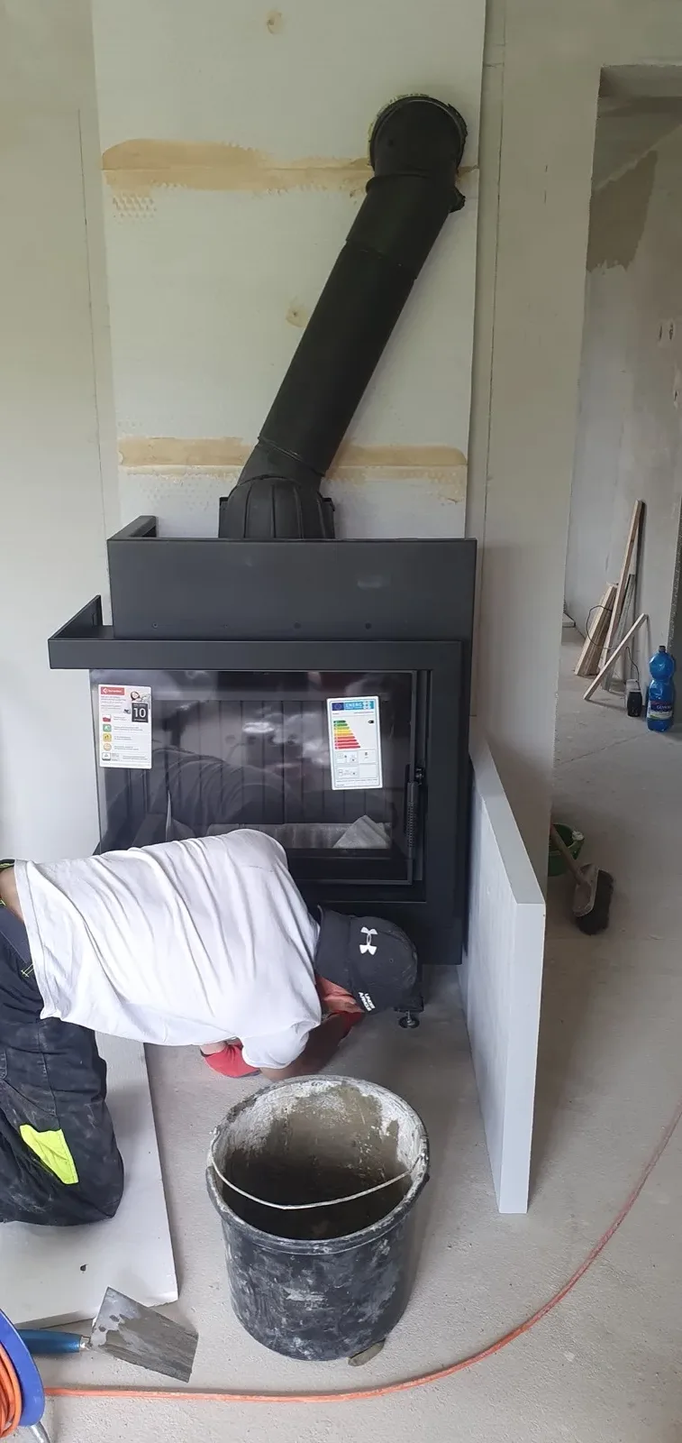 Murovaný tehlový krb počas osadenia krbovej vložky