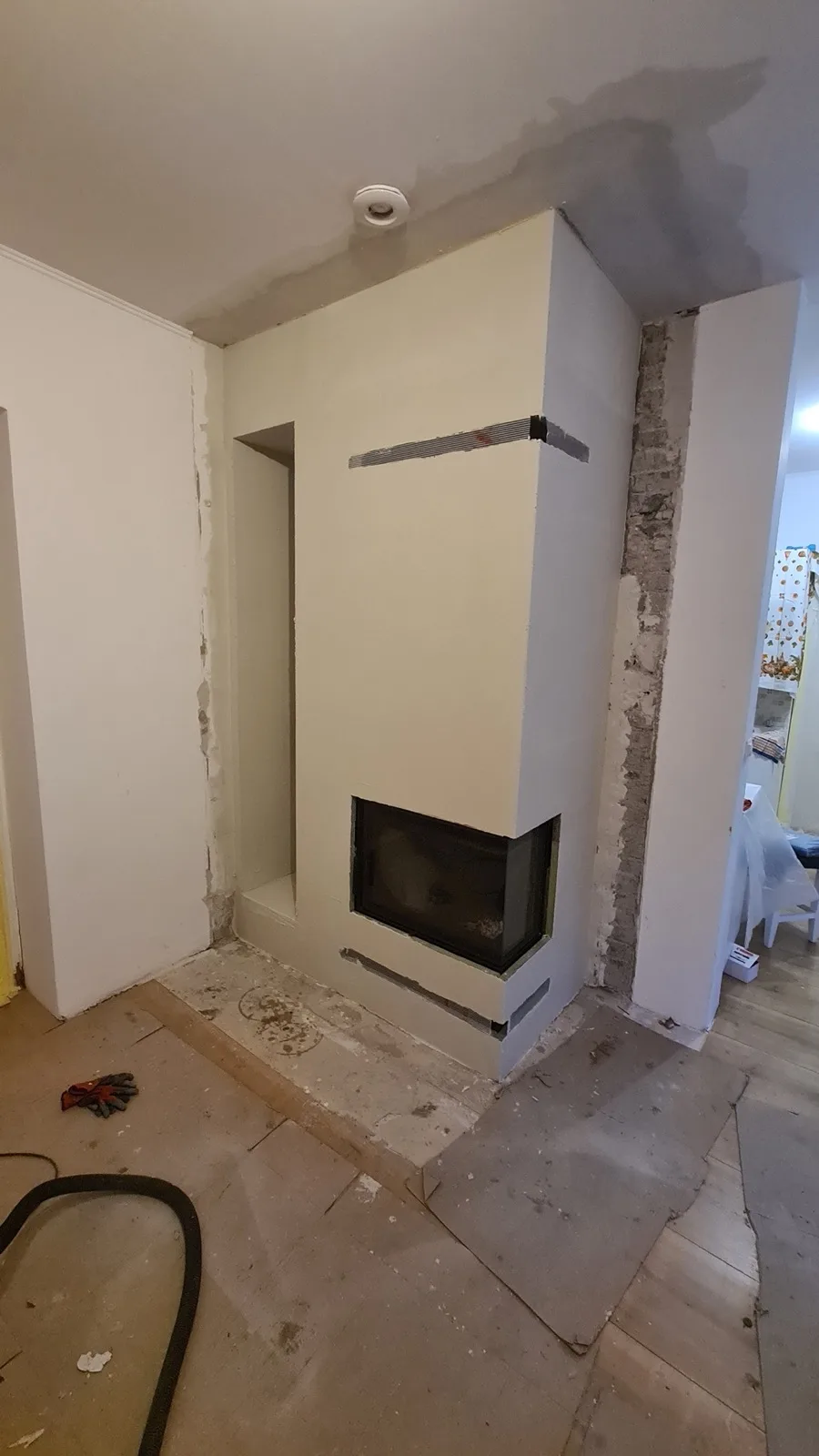 Vstavaný krb so sadrokartónovou obstavbou počas realizácie