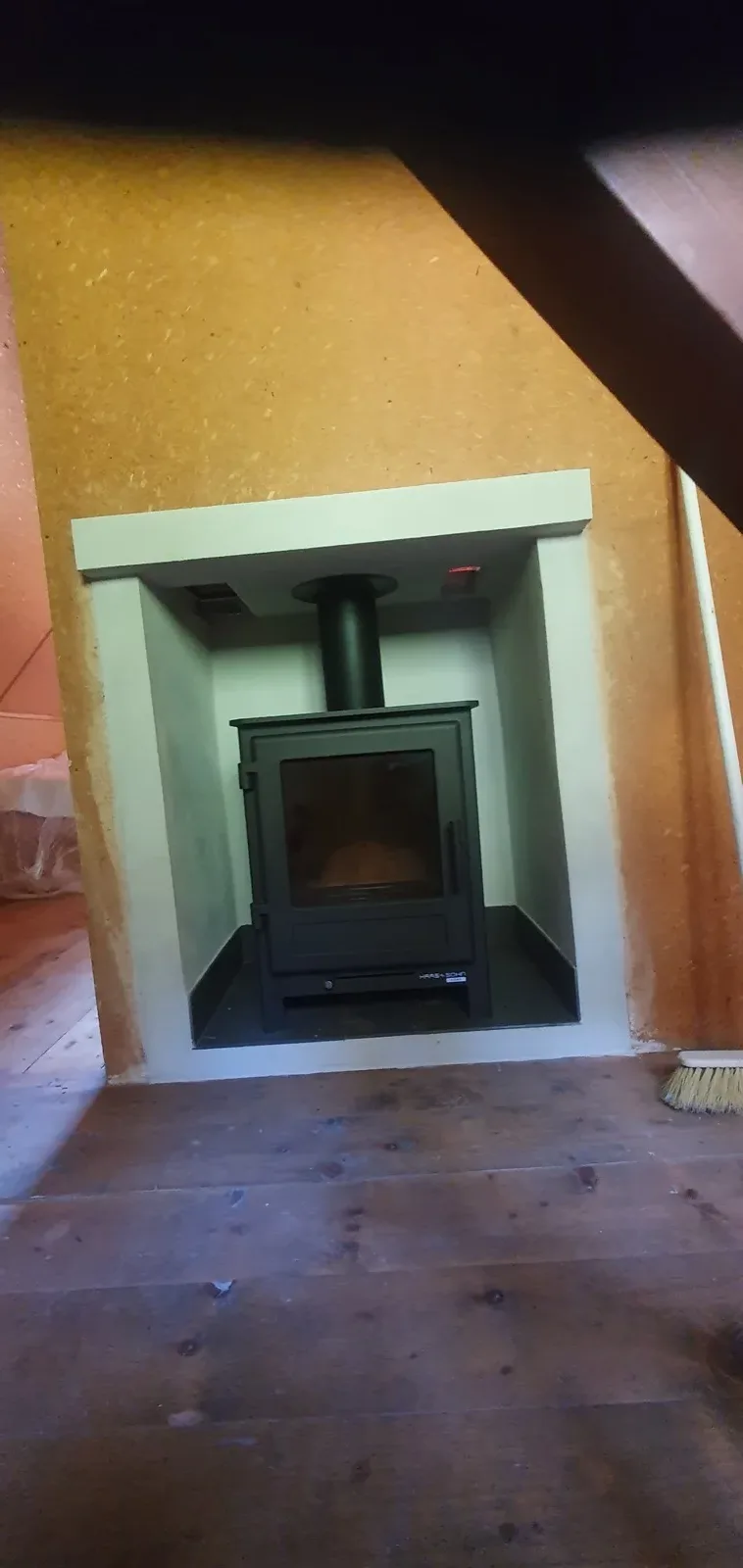Detail osadenej krbovej vložky v murovanom krbe